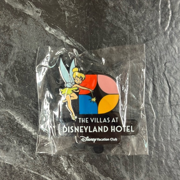 Disney Tinker Bell Pin with Multicolor Design - Picture 1 of 2